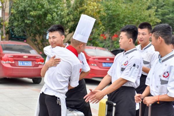 同学们与老师依依惜别
