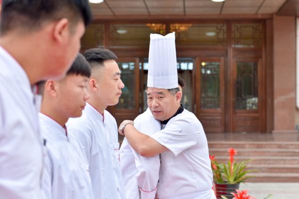 能够吸纳众多优秀毕业生进入企业工作