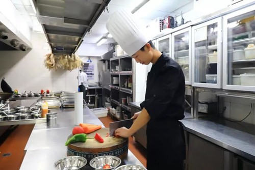 现就职于上海望湘园餐饮管理有限玩球直